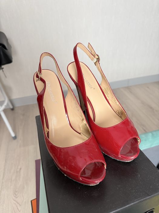 Продаю босоножки