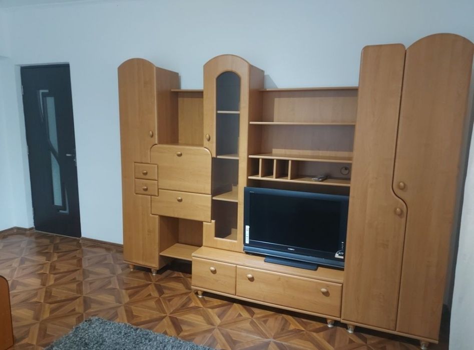 Ofer spre inchiriere apartament 2 camere in centru zona hotel Gorj, etaj 2, mobilat