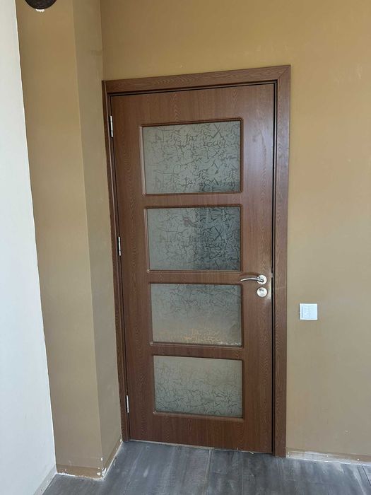 Интериорна врата със стъкло