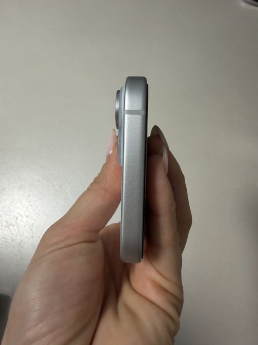 iPhone 15 син цвят