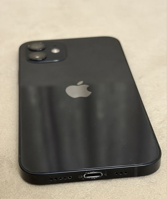 iPhone 12 не новая