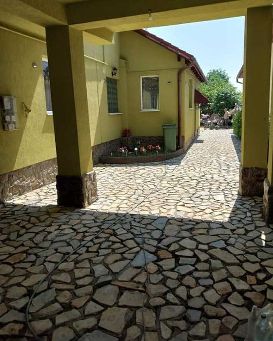 Piatră de Munte Rustică – Ideală pentru Alei și Socluri Case