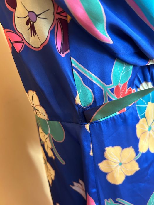 Rochie maxi Zara cu flori aspect satin cu cordon in talie