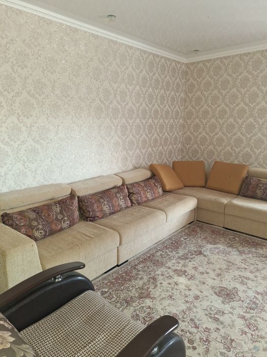 Угловой диван в хорошем состоянии