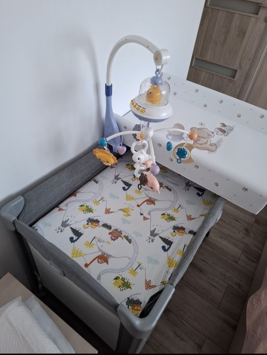 Patut Joie + saltea + carusel+ lenjerii + salteluta de infasat