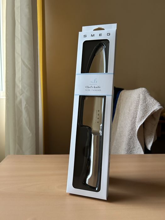 Блок с 6 броя ножа SMEG + подарък 4 броя стек ножа!