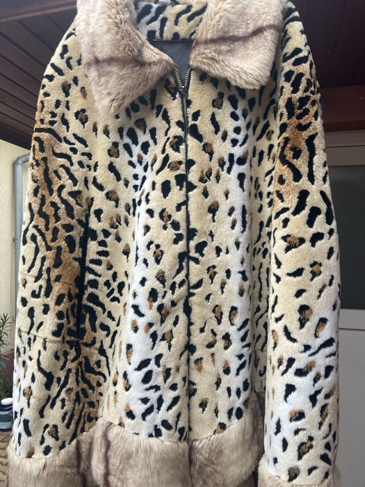 Capa blana artificiala groasa ,bine intretinuta fara urme de uzura