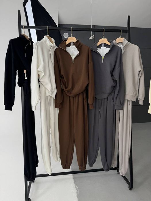 Костюмы женские.        .