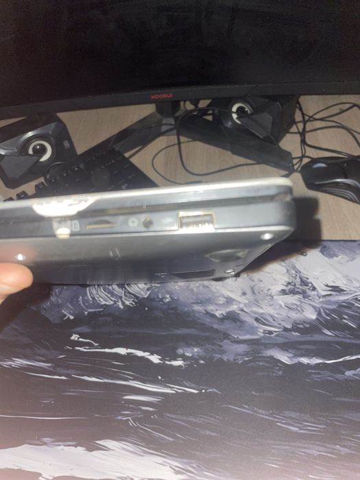 laptop medion cu defecte vizibile