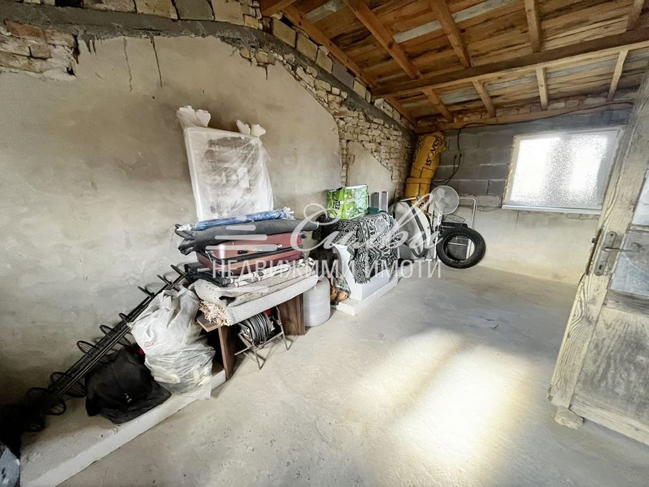 Двуетажна ТУХЛЕНА вила на плоча - м-т Под Манастира!