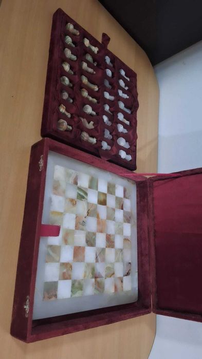 Tabla de sah din marmura FACUTA MANUAL EDITIE LIMITATA ITALIANA cu cutie eleganta (HANDMADE MARBLE CHESSBOARD italian LIMITED EDITION - elegant box)