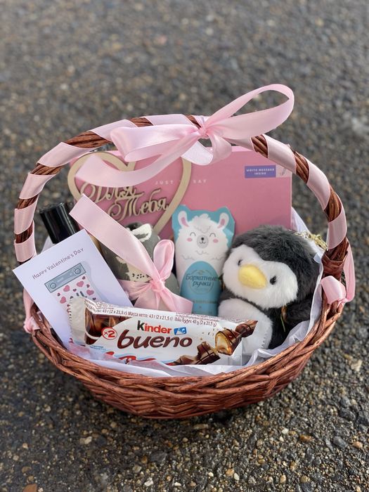 Бокс в корзине для девушки