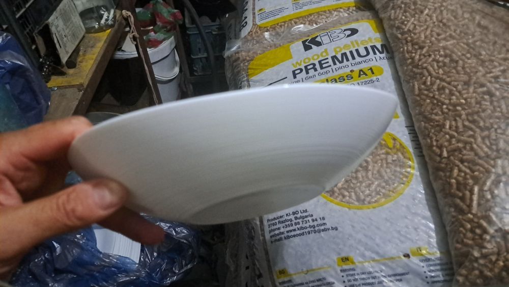 Керамични  керемиди и алпака съдинки от ресторант