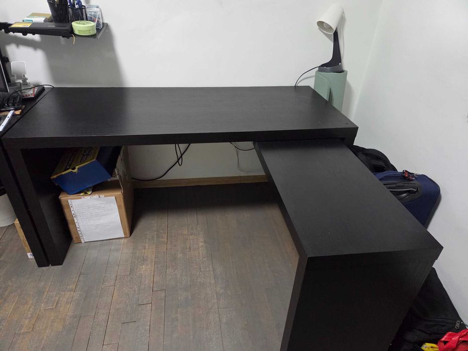 Бюро моделът MALM с издърпващ се плот от IKEA