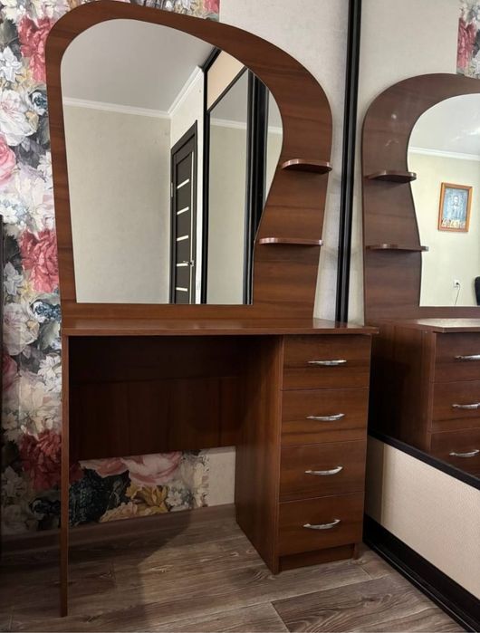 Продам третьяж с зеркалом