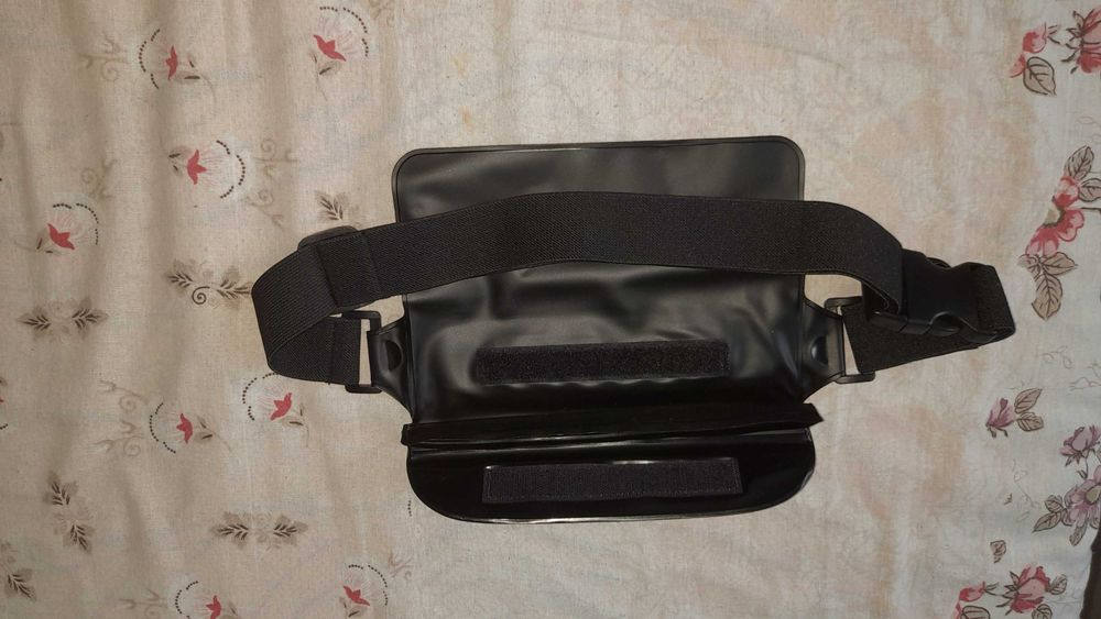 Продавам Spigen непромокаема чанта за смартфон за кръст.