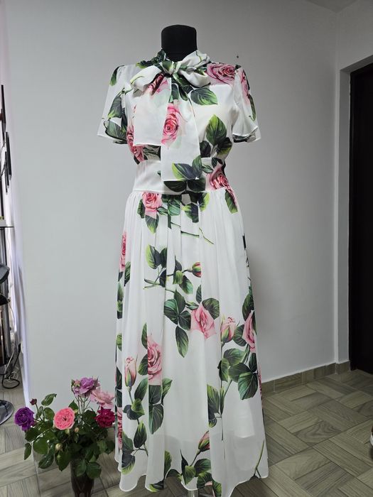 Rochie maxi superbă, model clos  cu trandafiri,