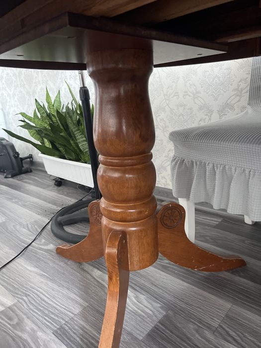 Продам стол в гостинную