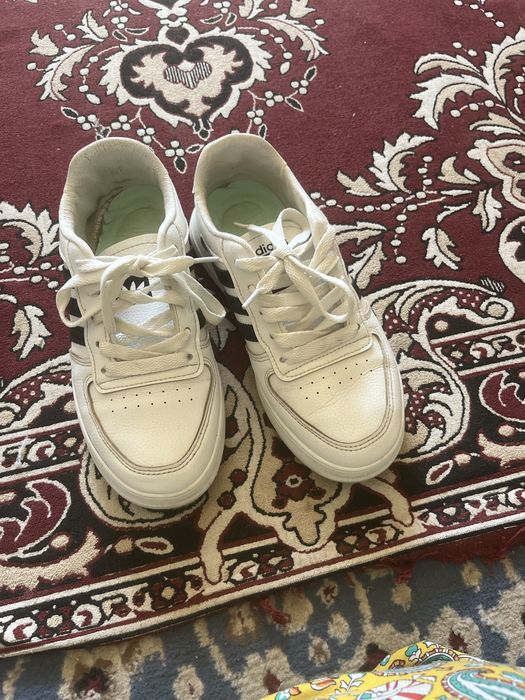 1500 тг ,белый 37 размер.