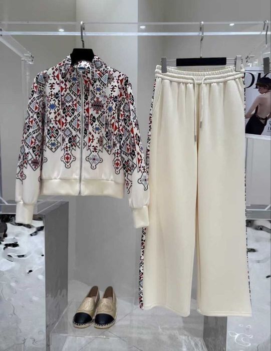 женский одежда платья