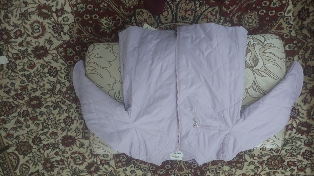 продается  женская ветровка