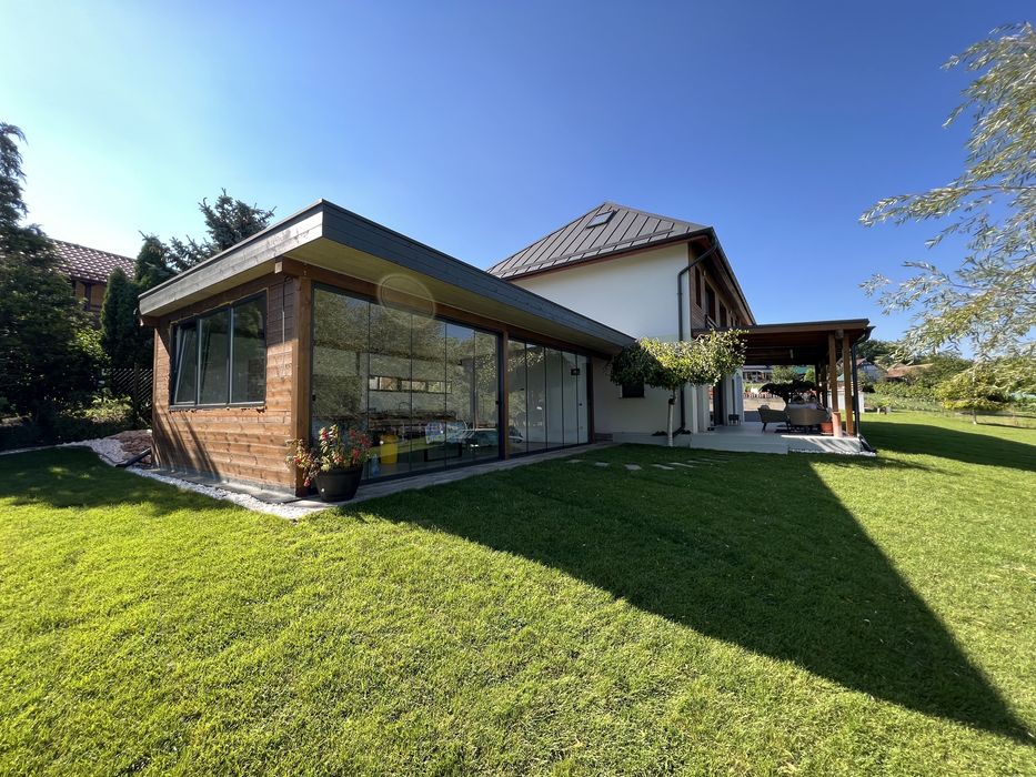 * De inchiriat Vila  cu piscina si jacuzii pe malu lacului in Geaca *