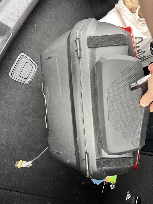 Givi Blade B47 top case cu spătar leduri și suport monolock