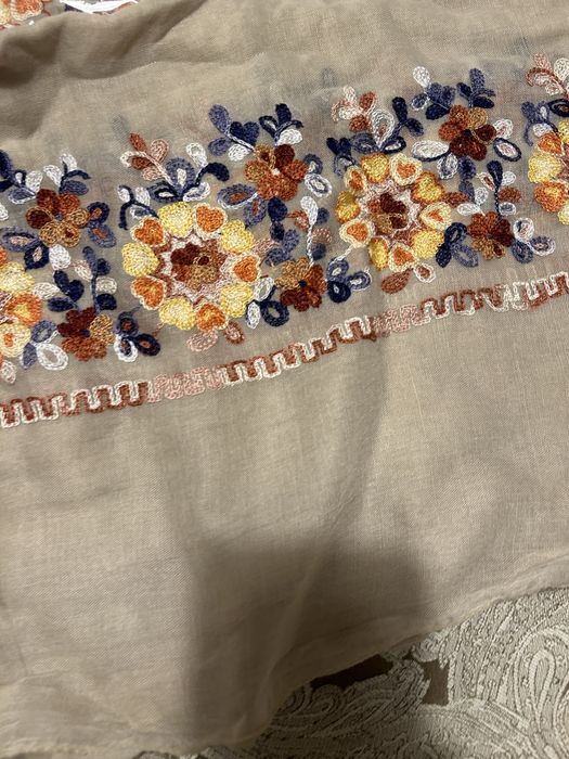 Vand esarfa in cu flori cusute manual