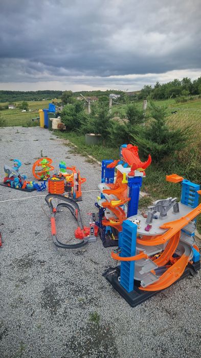Vând jucării Hot Wheels