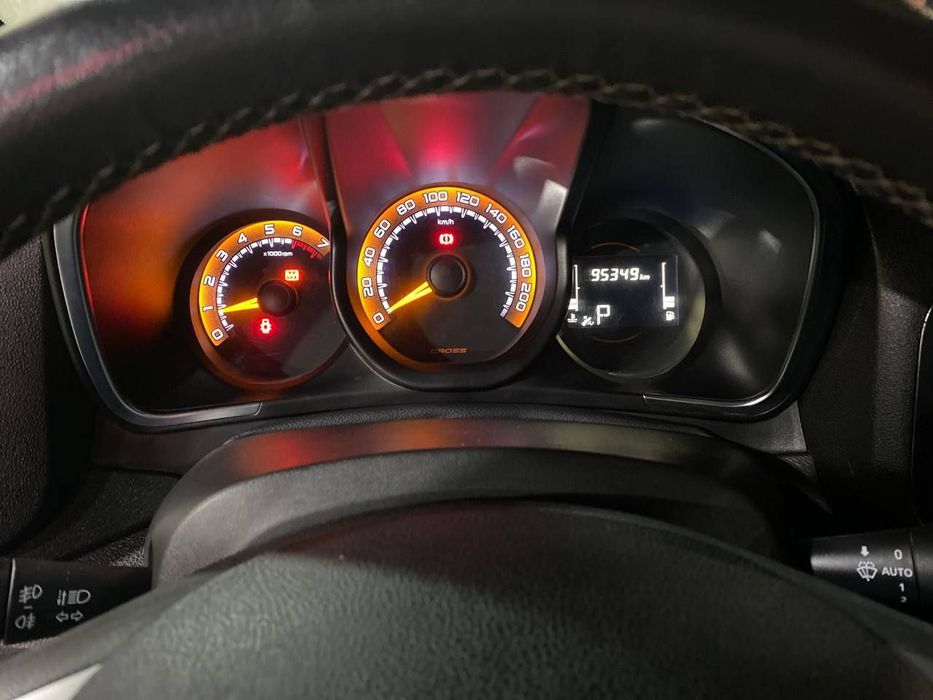 Lada Xray srochni sotiladi