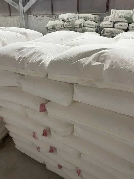 Мел кормовой, кальций-карбонат (CaCO₃).