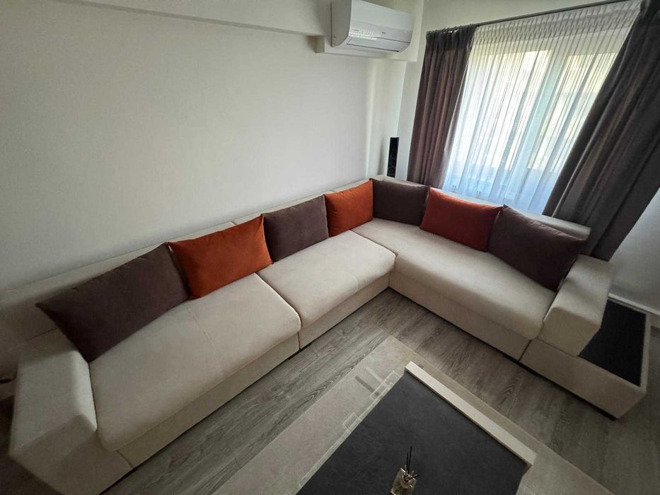 Coltar living pe stanga