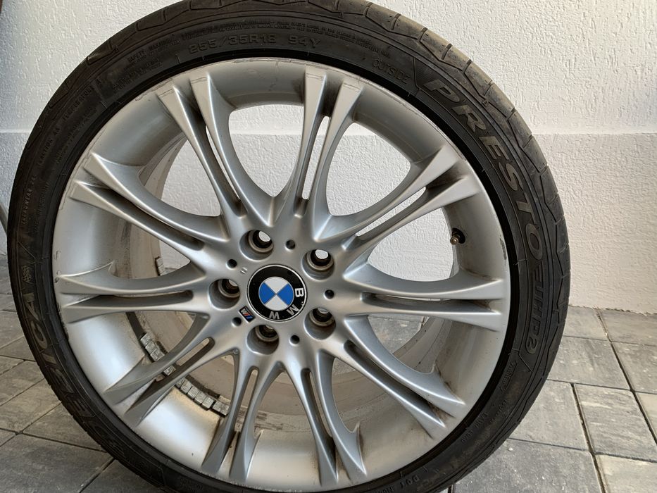 Vând jante BMW în 2 dimensiuni cu cauciucuri