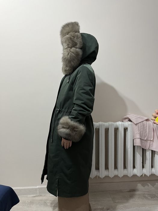 Парка зеленого цвета с капюшеном
