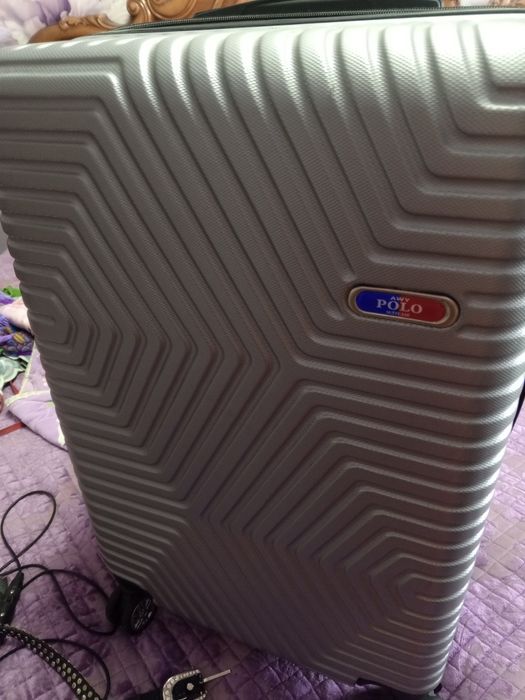 Продам серебристый чемодан