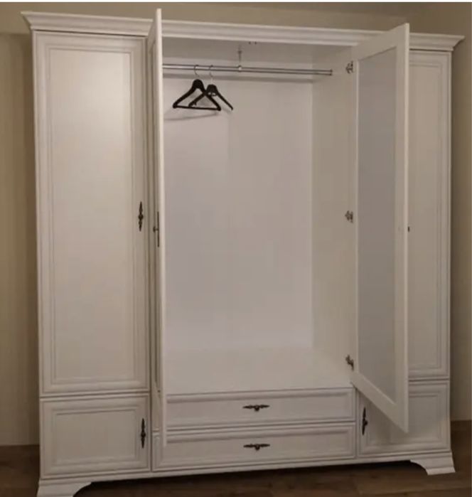 Белый альпийский шкаф