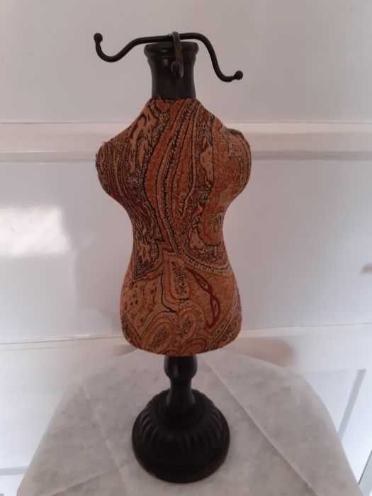 Suport-bust ptr bijuterii din lemn , inaltime 42cm