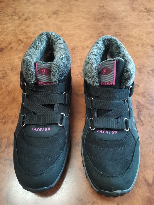 Продам зимнею обувь