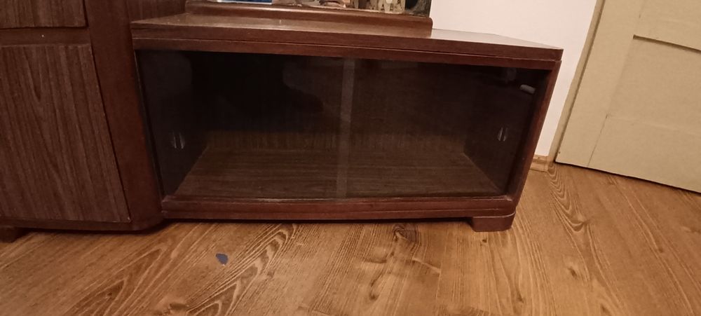 Mobilier cu oglindă și vitrină