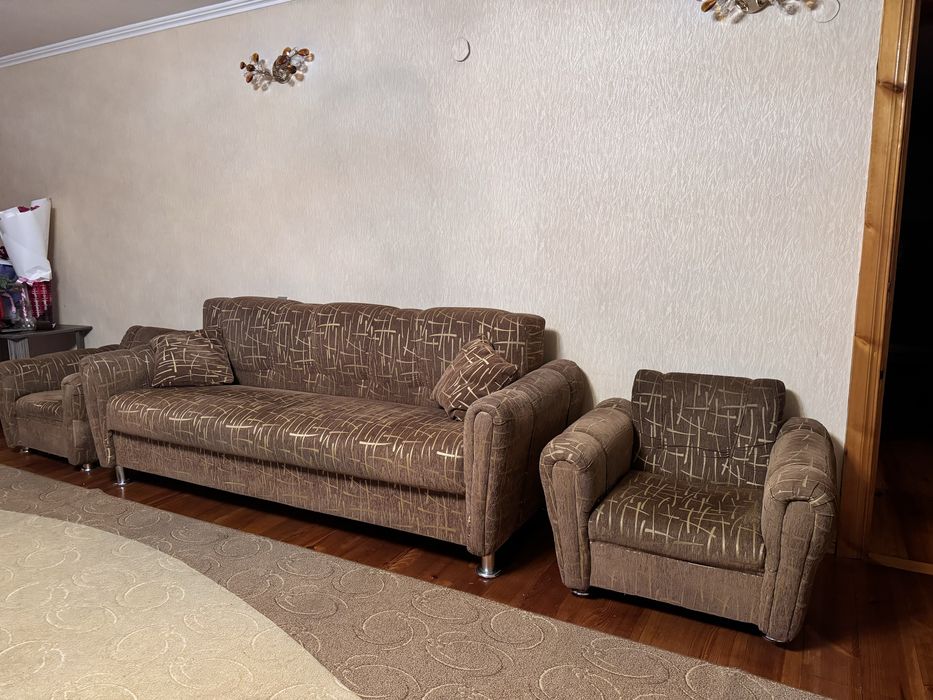 Продам диван с двумя креслами