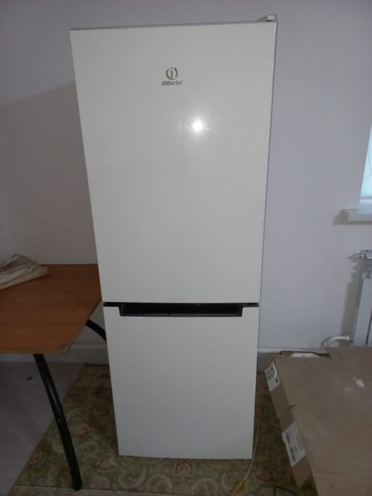 Холодильник İndesit