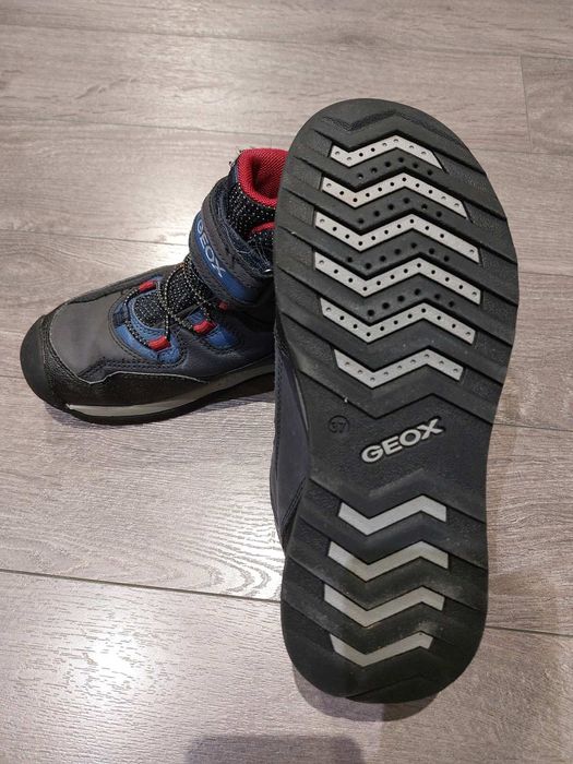 Зимни детски обувки от естествена кожа Geox.