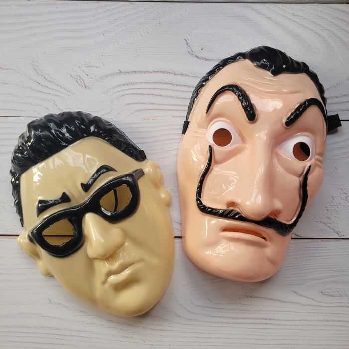 Маски, шляпы, костюмы, очки