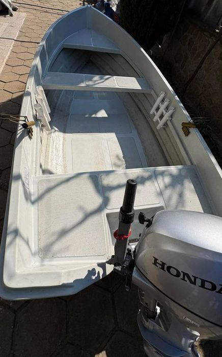 Много запазвна лодка