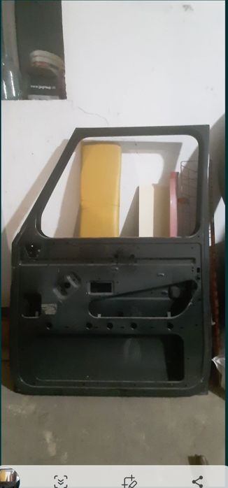 Дверь автомобиля