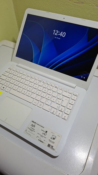 Leptop Asus ViveBook E402Y