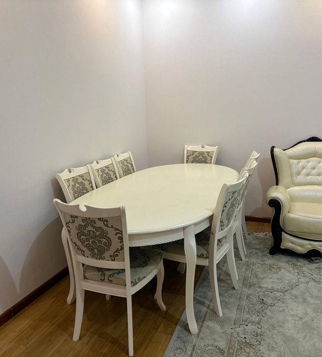 Стол с 8 стульями