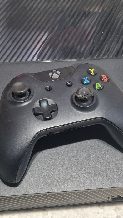 Xbox One prima generatie + 3 jocuri incluse – functionala