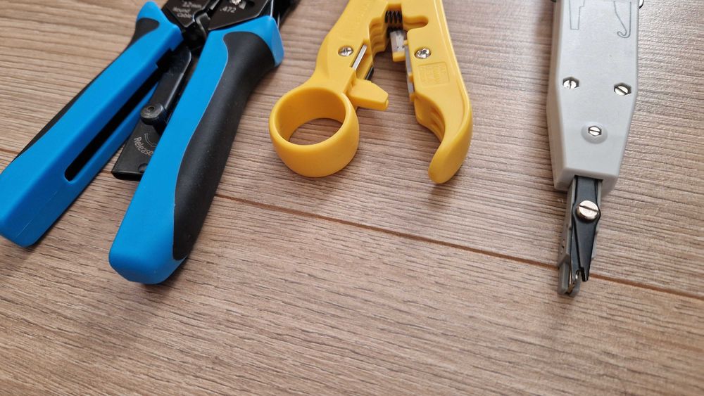 Set profesional de sertizat mufe si prize de retea sau telefon