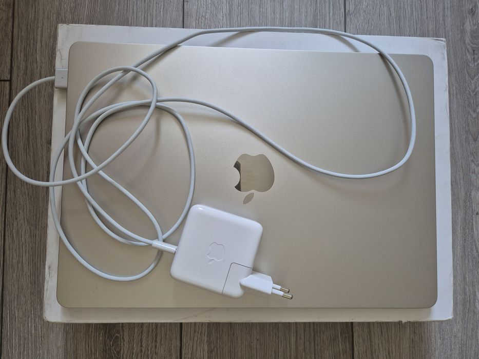 Macbook 2025 M4 15,3 inch 16GB RAM 512GB SD display nefunctional
 512GBSSD
 16GB RAM